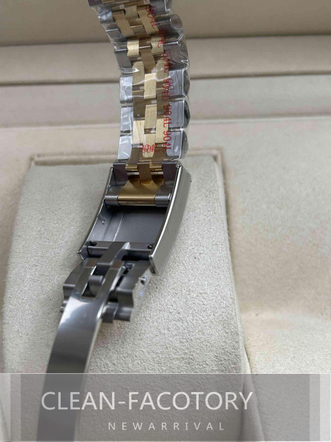 GMT-Master II 126713GRNR “Root Beer Two-Tone” Oyster 40mm Clean Factory